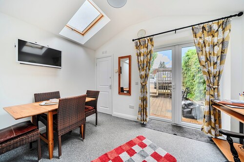 Charming Lincoln Cottage Family & Pet-friendly