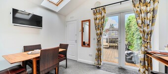 Charming Lincoln Cottage Family & Pet-friendly