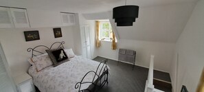 Cottage | 3 bedrooms, iron/ironing board, free WiFi, bed sheets - Charming Lincoln Cottage Family & Pet-friendly (Lincoln)