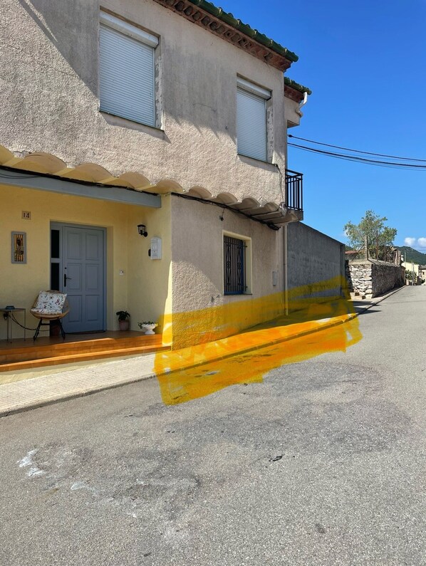 Exterior - Douce Pose (Darnius)