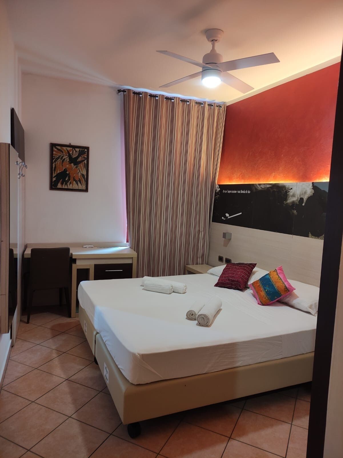 مكتب ومساحة عمل للكمبيوتر المحمول وواي فاي مجانًا