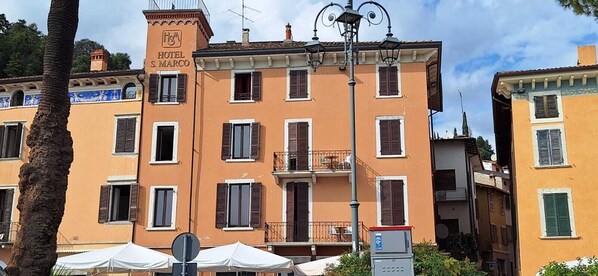 A multi-story building with a sign reading "HOTEL S. MARCO". - Hotel & Restaurant San Marco AB (Toscolano Maderno)