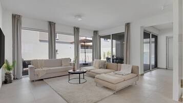 Villa, 4 habitaciones, alberca privada | Sala de estar