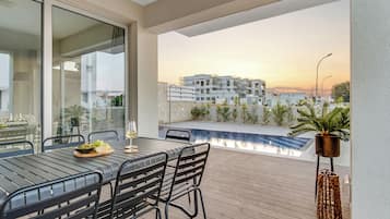 Villa, 4 habitaciones, alberca privada | Balcón