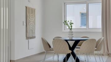 Vila, 4 quartos, piscina particular | Sala de jantar