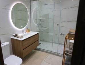 Douche, sèche-cheveux, serviettes fournies, savon