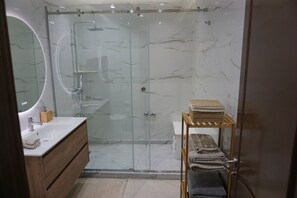 Dusche, Haartrockner, Handtücher, Seife