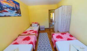 2 habitaciones, tabla de planchar con plancha, wifi y ropa de cama 