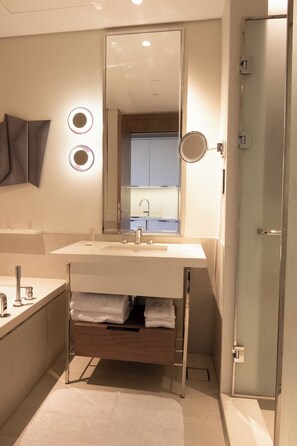 Luxury Apartment | Bathroom | Free toiletries, bathrobes, towels, soap