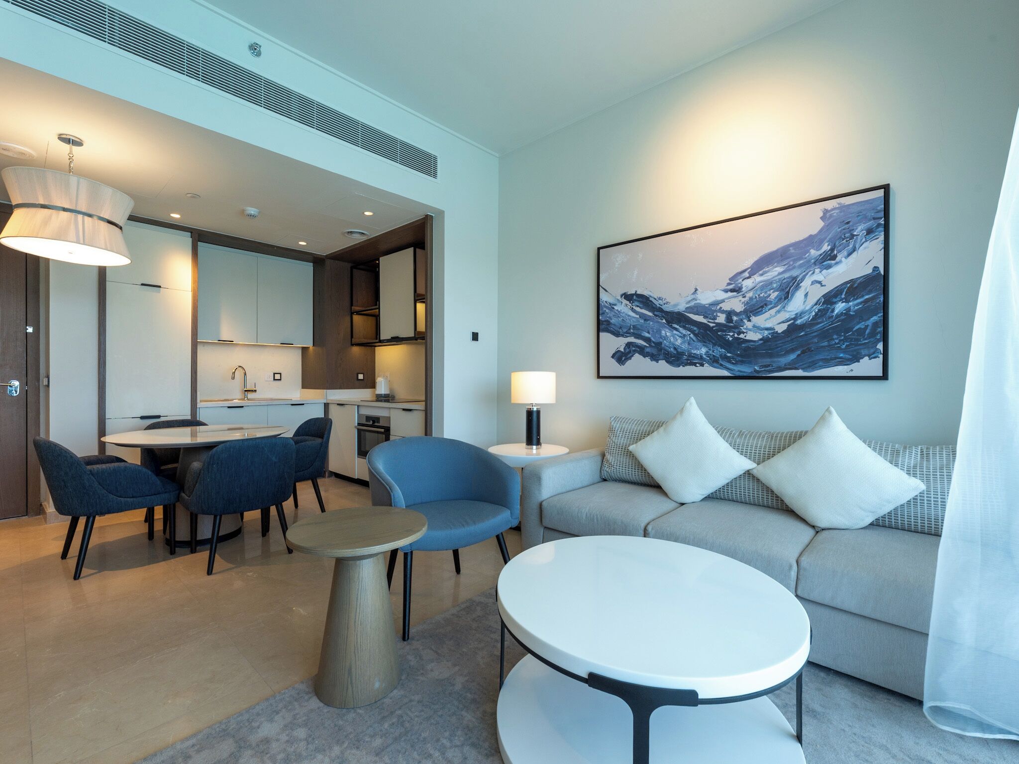 컴포트 스위트 | 거실 공간 | 위성 채널 시청이 가능한 45인치 스마트 TV