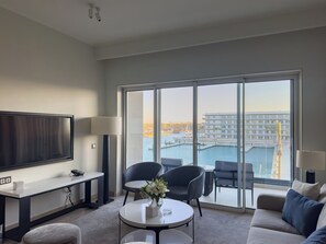 Leilighet – city | Oppholdsområde | En 45-tommers smart-TV med Parabol-TV