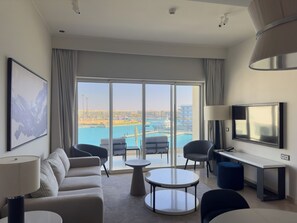 Leilighet – comfort, utsikt mot marina | Oppholdsområde | En 45-tommers smart-TV med Parabol-TV