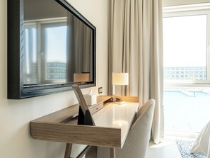 Suite – standard | Oppholdsområde | En 45-tommers smart-TV med Parabol-TV