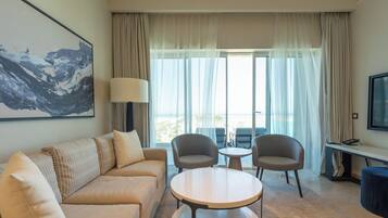 Suite Royal | Area keluarga | Smart TV 45-inci dengan saluran TV satelit