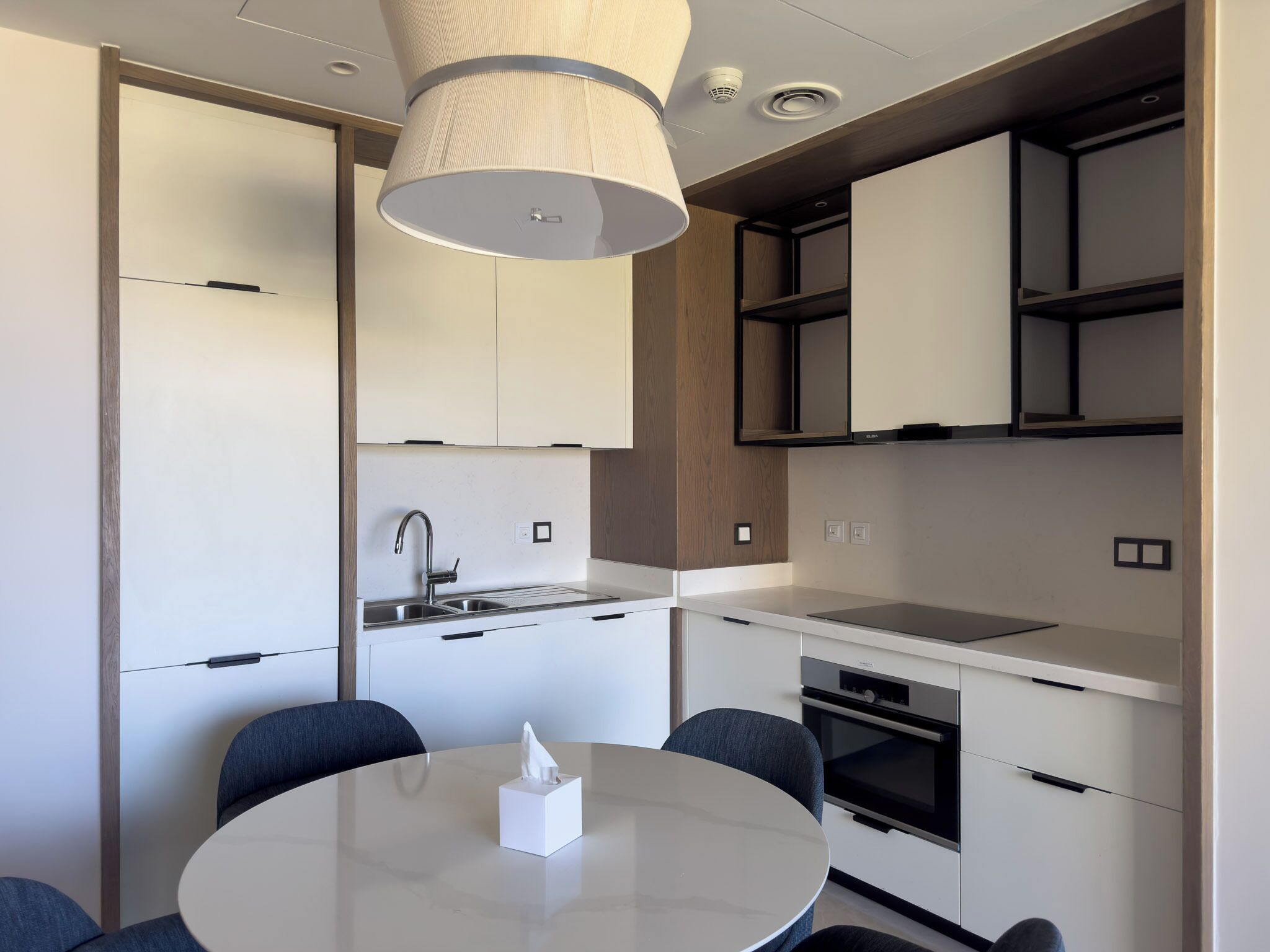 Standard Apartment | Private kitchen | Full-sized fridge, microwave, oven, stovetop