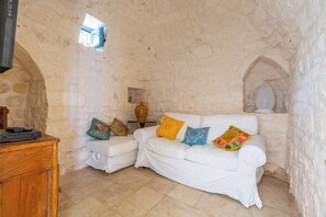 House | Living area | Flat-screen TV, fireplace - 4010 Tenuta I Trulli Rochira by Barbarhouse (Ceglie Messapica)