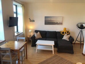 Basic-Apartment | Wohnbereich | 32-Zoll-Flachbildfernseher mit Digitalempfang