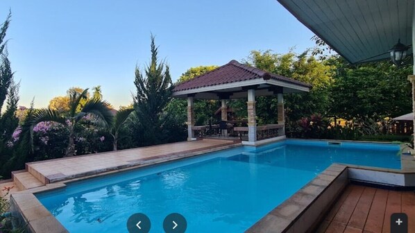 Una piscina al aire libre