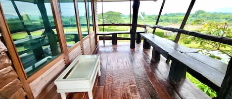ChaumiĂšre, 1 trĂšs grand lit, balcon, vue sur la colline | Terrasse/patio