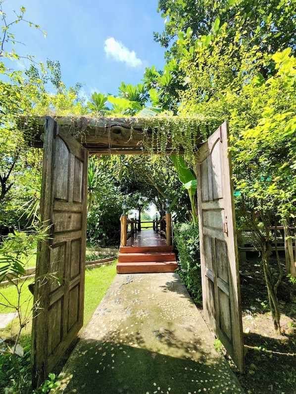 Mökki, useita sänkyjä, jääkaappi, näköala puutarhaan | Terassi/patio