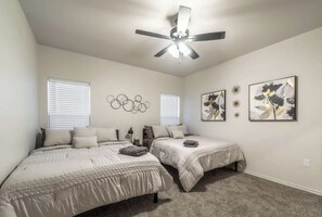 2 bedrooms, iron/ironing board, WiFi, bed sheets - The Golden Paradise  2BR 2BA  New Construction (Lubbock)