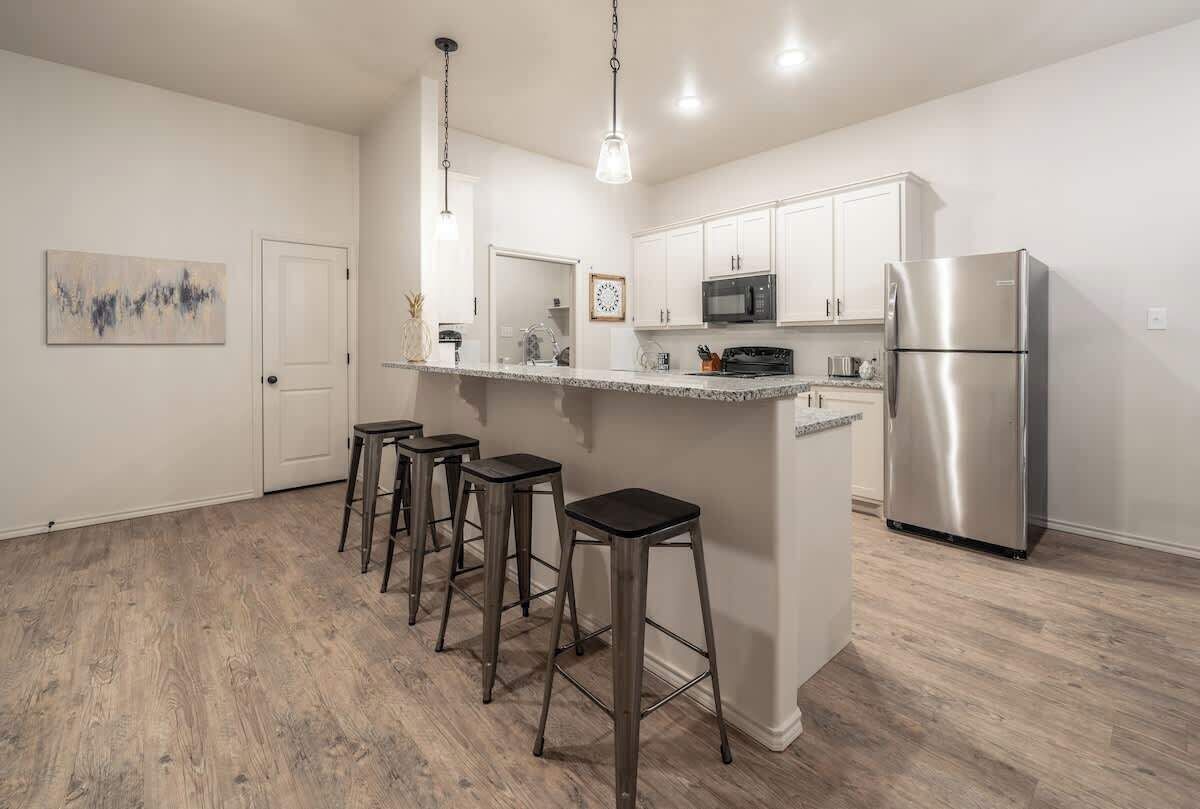 Refrigerador, microondas, horno y parrilla de estufa 