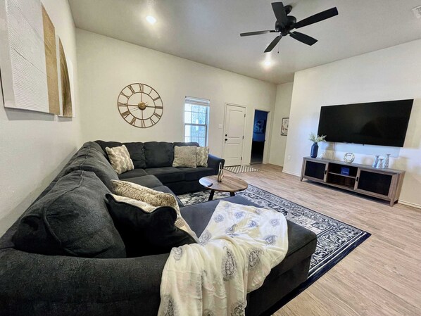 TV - The Golden Paradise  2BR 2BA  New Construction (Lubbock)