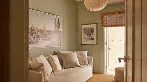 Smart TV, books, stereo