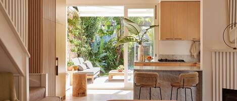 Smart TV, libros y estéreo