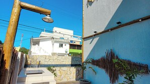 A staircase leading to a building with a blue wall and a wooden structure on the left. - Pousada Naala (Ipojuca)
