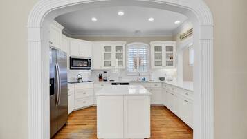 ثلاجة، ميكروويف، فرن، موقد طهي مسطح