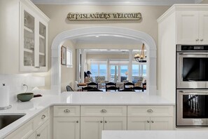 冷蔵庫、電子レンジ、オーブン、コンロ