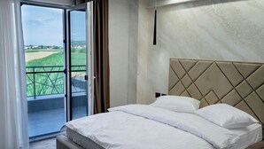 Deluxe Double Room, Balcony, Garden View | Desk, laptop workspace, free WiFi - Pensiunea Razada (Lugoj)