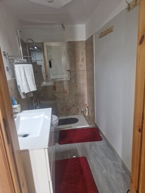 Hair dryer, towels, soap, toilet paper - Magnificent cottage in the countryside with large outdoor and indoor spaces with fireplace (Ferrandina)