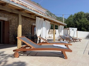 วิลล่า, 2 ห้องนอน, พร้อมสิ่งอำนวยความสะดวกสำหรับผู้พิการ, สูบบุหรี่ได้ | ที่อาบแดด