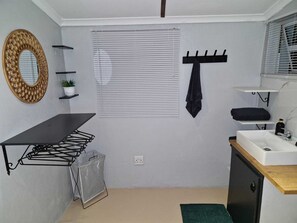 Douche, serviettes fournies, savon, papier toilette