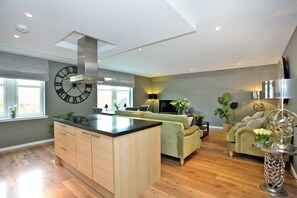 Fridge, microwave, oven, stovetop - Modern Apartment Near River Dee and Aberdeen City (Aberdeen)