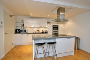 Comfort Apartment (2 Bedrooms) | Private kitchen | Fridge, microwave, oven, stovetop - Wonderful Home Near the Scottish City of Aberdeen (Aberdeen)