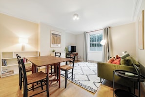 Appartement (1 Bedroom) | Repas dans la chambre