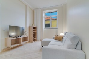Comfort Apartment, Balcony, City View | Living area | 35-inch TV with cable channels - Funchal City Nest III (Funchal)