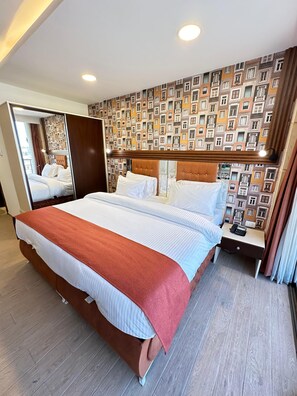 Comfort-Zweibettzimmer, Stadtblick | Zimmersafe, Schreibtisch, Verdunkelungsvorhänge, schallisolierte Zimmer