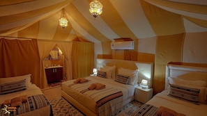 Habitació quàdruple Deluxe, vistes al desert | Llençols de cotó egipci, roba de llit d'alta qualitat i cobrellits