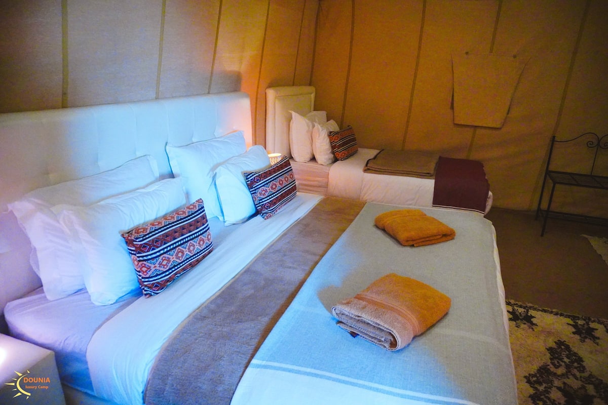 Habitació triple Deluxe, vistes al desert | Llençols de cotó egipci, roba de llit d'alta qualitat i cobrellits