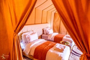 Chambre Deluxe avec lits jumeaux, vue sur le désert | Draps en coton égyptien, literie de qualité supérieure