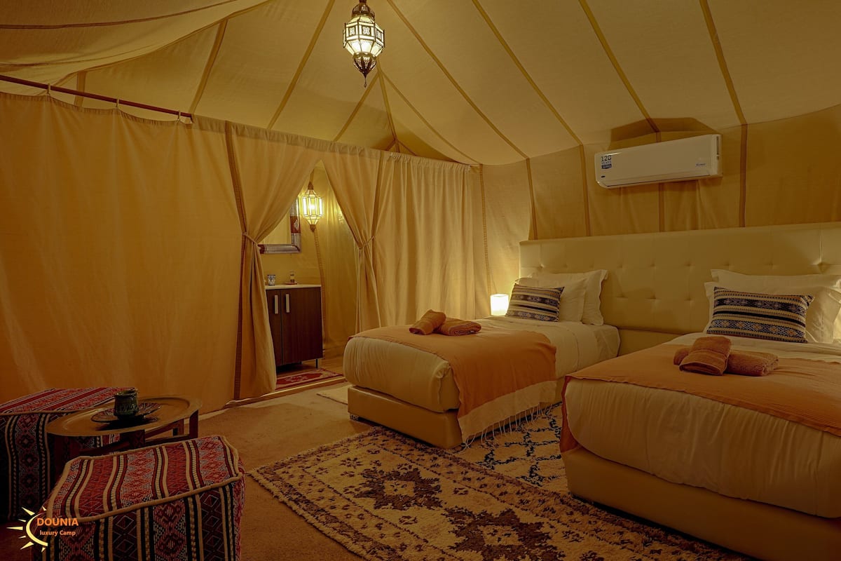 Habitació amb dos llits individuals Deluxe, vistes al desert | Llençols de cotó egipci, roba de llit d'alta qualitat i cobrellits