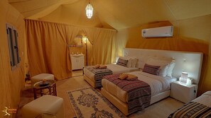 Deluxe Triple Room, Desert View | Egyptian cotton sheets, premium bedding, down comforters - Dounia Luxury Camp (Rissani)