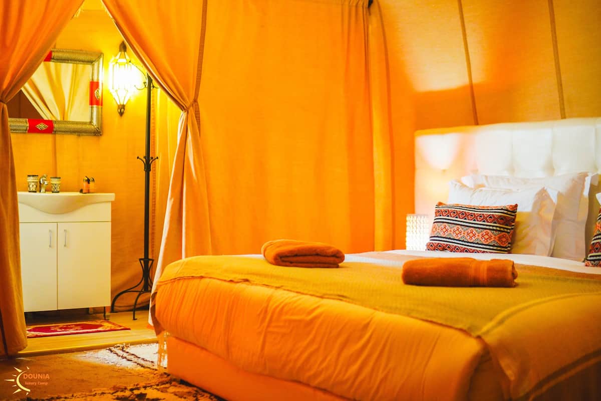Habitació doble Deluxe, vistes al desert | Llençols de cotó egipci, roba de llit d'alta qualitat i cobrellits