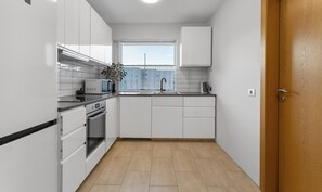 Fridge, microwave, oven, stovetop - Heimagisting - Enchanting apartment with WiFi in Hafnarfjörður (Hafnarfjörður)