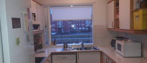 Een koelkast, een microgolfoven, een oven, een kookplaat