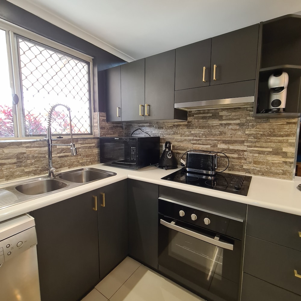LUX 3 BEDROOM TOWNHOUSE with SPA / CHAMPAGNE STAYS DARWIN. 5 Minutes to
